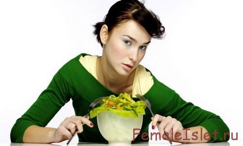 девушка кушает салат